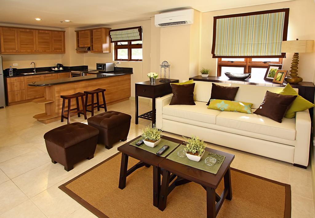 טגאיטאי Crosswinds Resort Suites מראה חיצוני תמונה