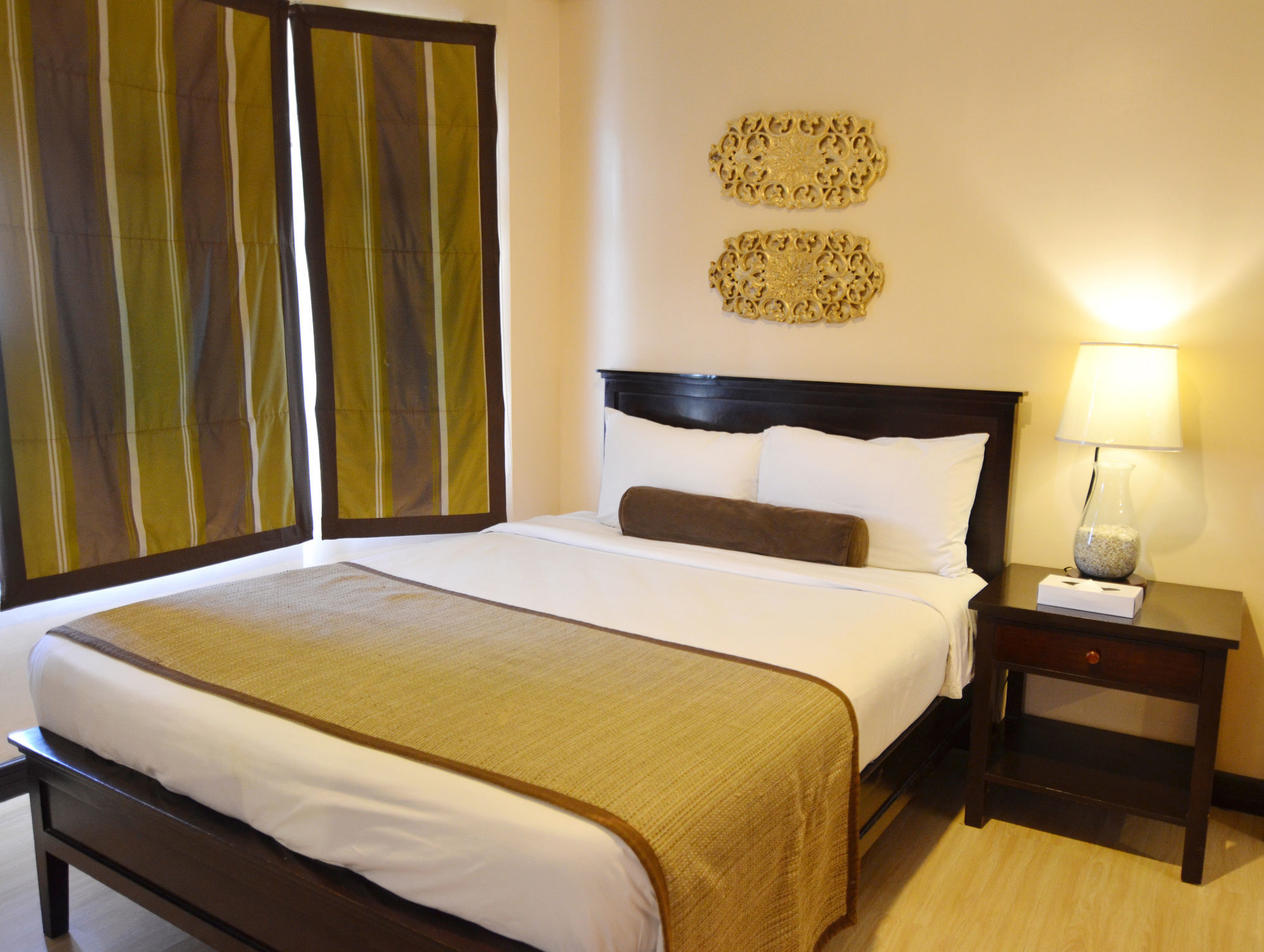 טגאיטאי Crosswinds Resort Suites מראה חיצוני תמונה
