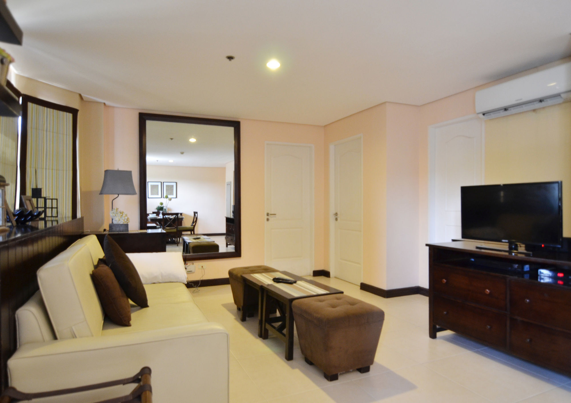 טגאיטאי Crosswinds Resort Suites מראה חיצוני תמונה