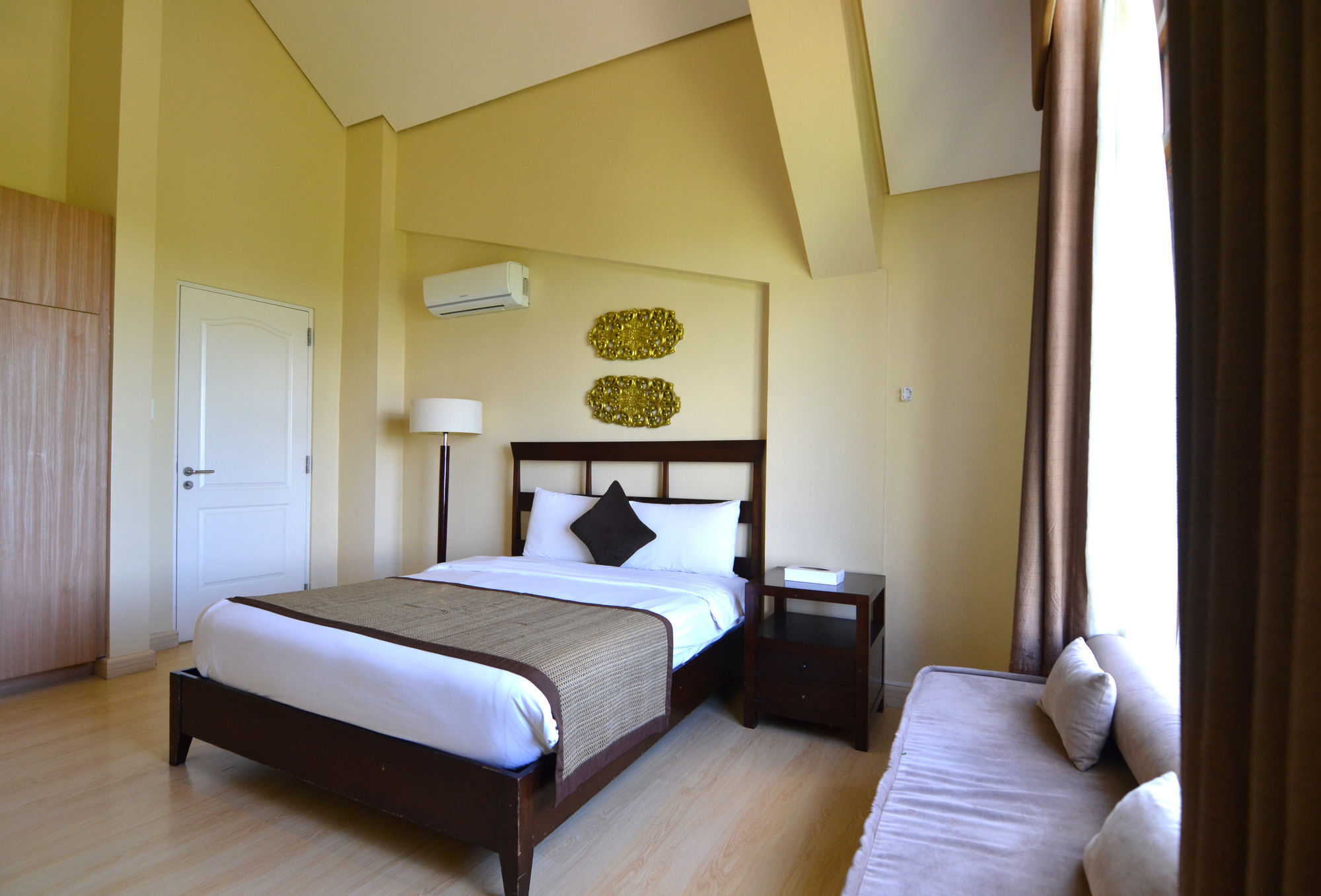 טגאיטאי Crosswinds Resort Suites מראה חיצוני תמונה