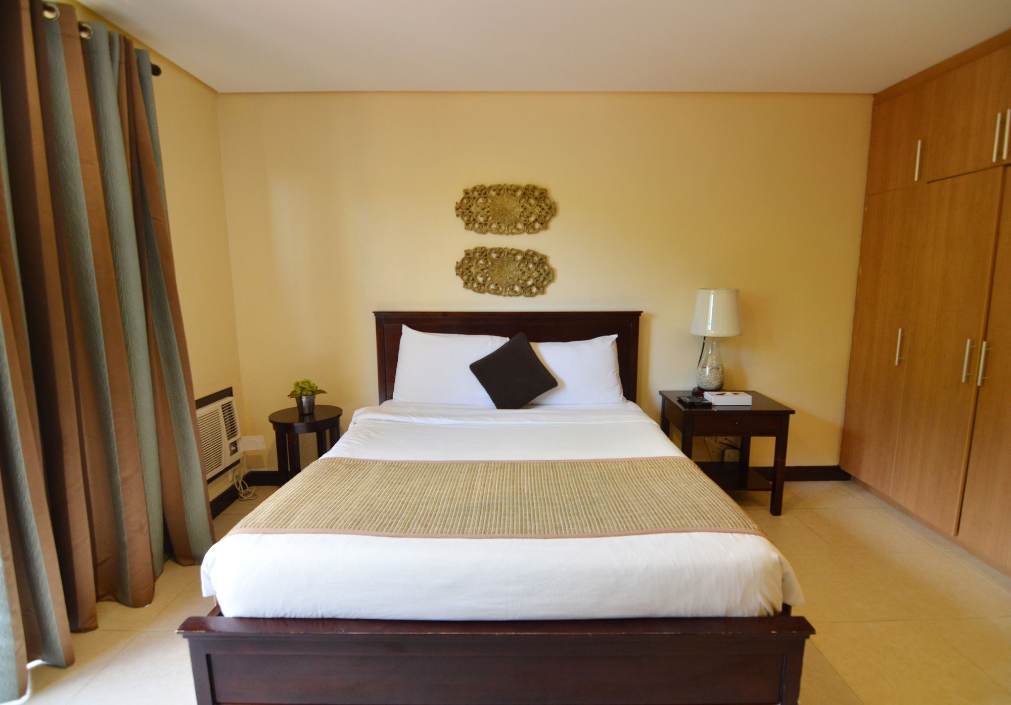 טגאיטאי Crosswinds Resort Suites מראה חיצוני תמונה