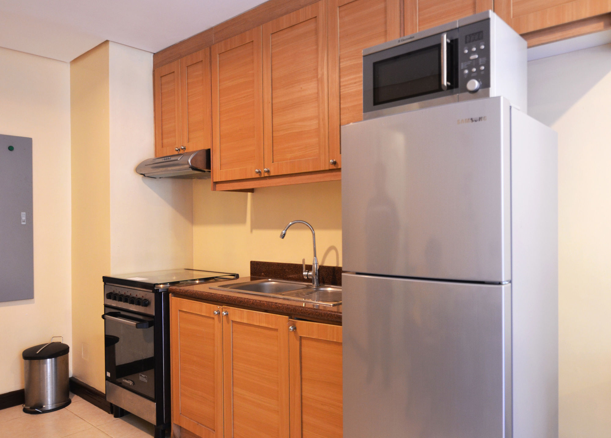 טגאיטאי Crosswinds Resort Suites מראה חיצוני תמונה